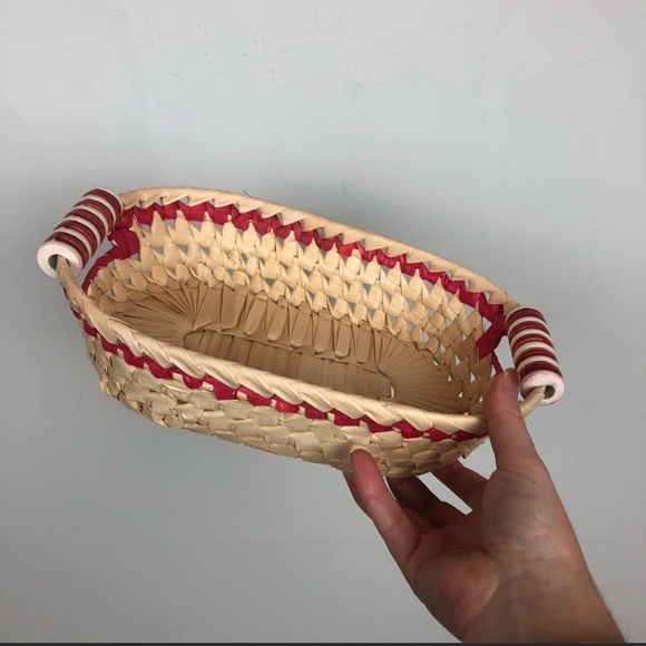 Natural woven basket - Picture 10 of 10